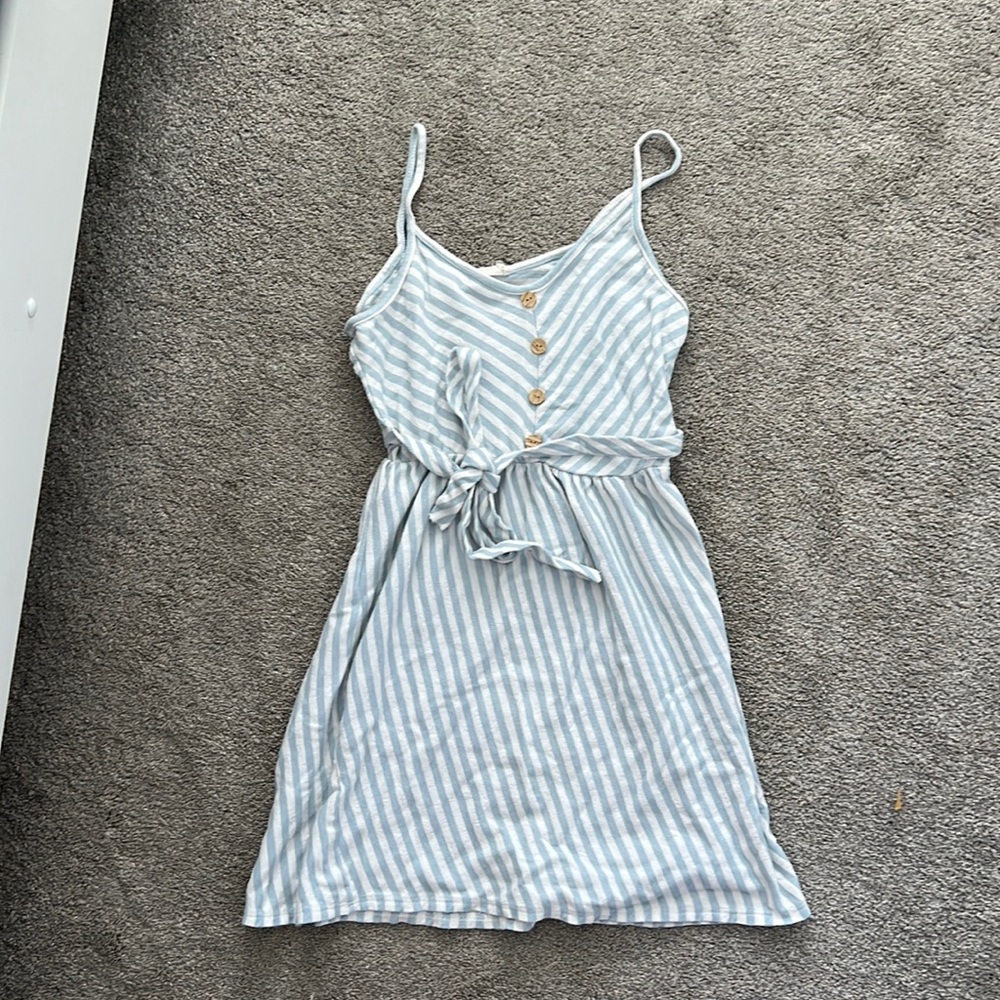 super cute dress!
